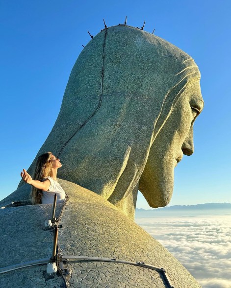 Gisele Bündchen posing next to the jesus statue in brazil