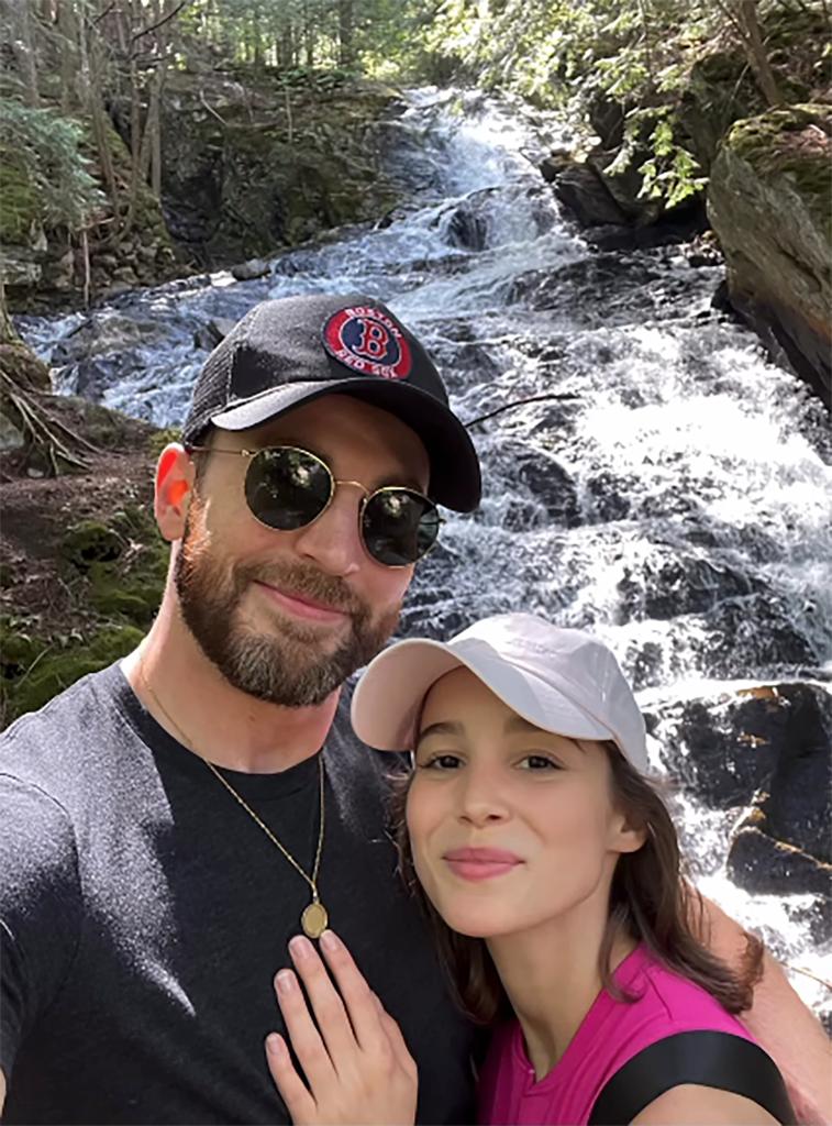 A selfie of Alba Baptista and Chris Evans.