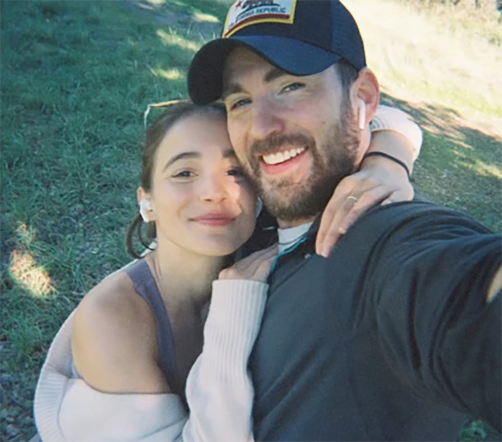 A selfie of Alba Baptista and Chris Evans.