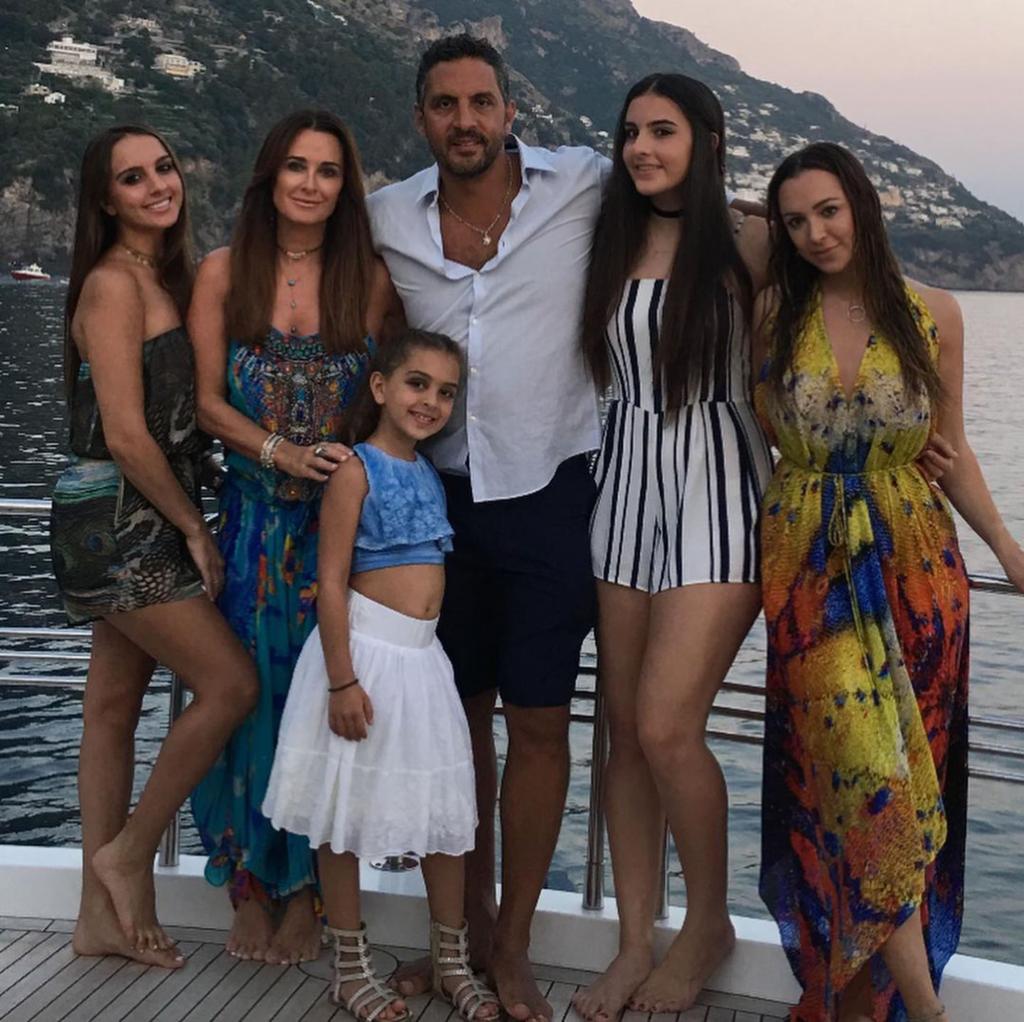 Kyle Richards and Mauricio Umansky with their daughters