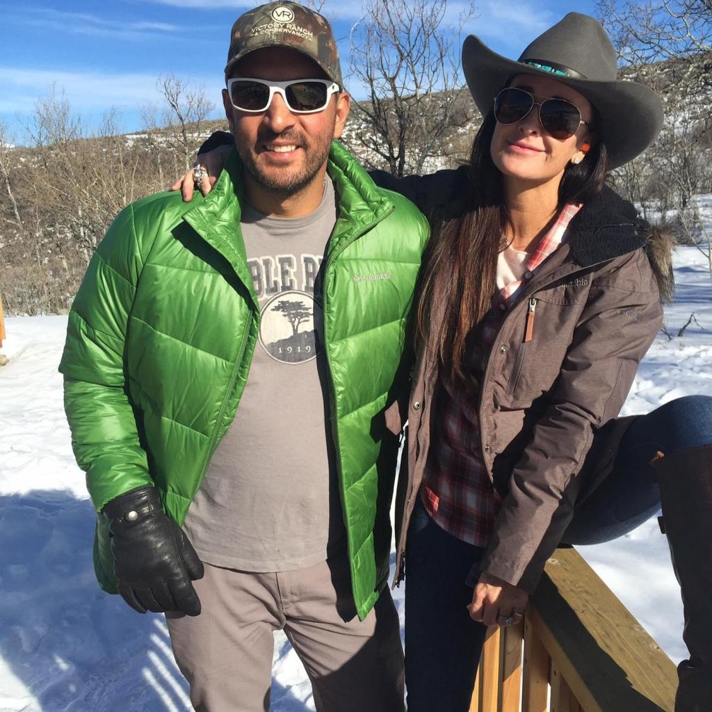 Kyle Richards and Mauricio Umansky in snow.