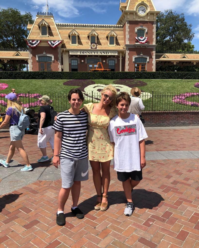 britney spears posing with her sons at disneyland