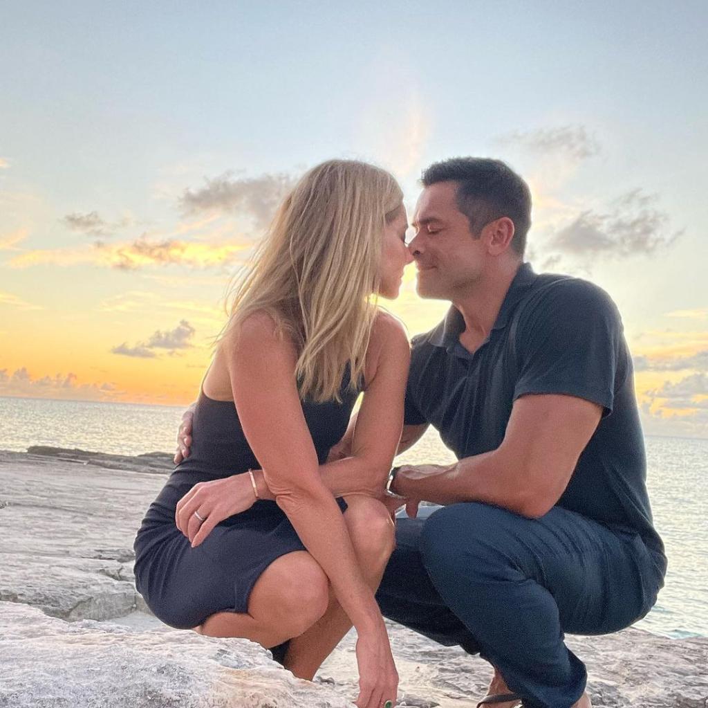 Mark Consuelos and Kelly Ripa kissing on the beach