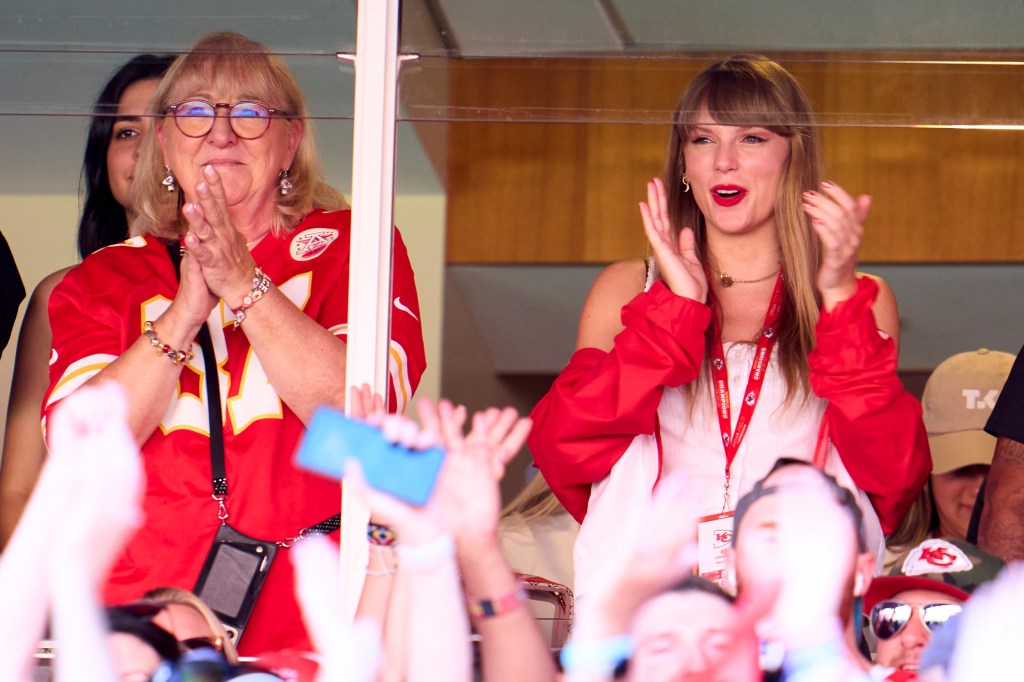 donna kelce and taylor swift