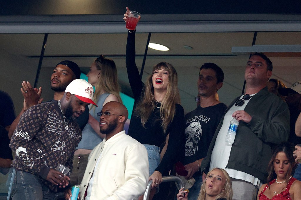 taylor swift cheering at travis kelce's chiefs vs jets game