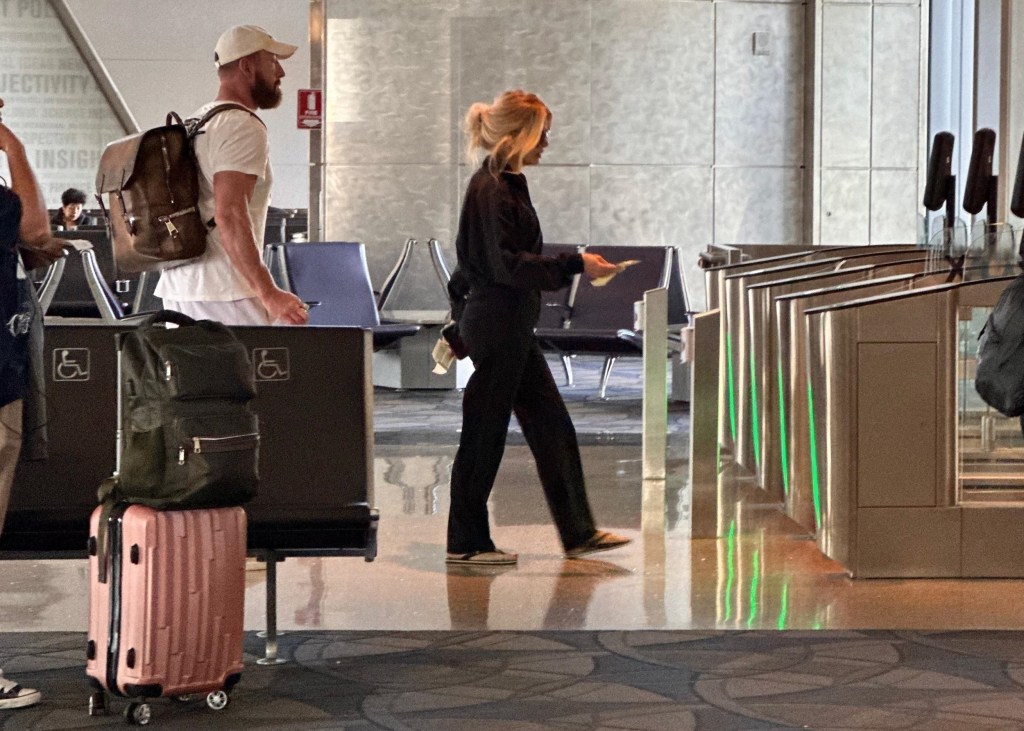 Kroy Biermann and Kim Zolciak walking through airport