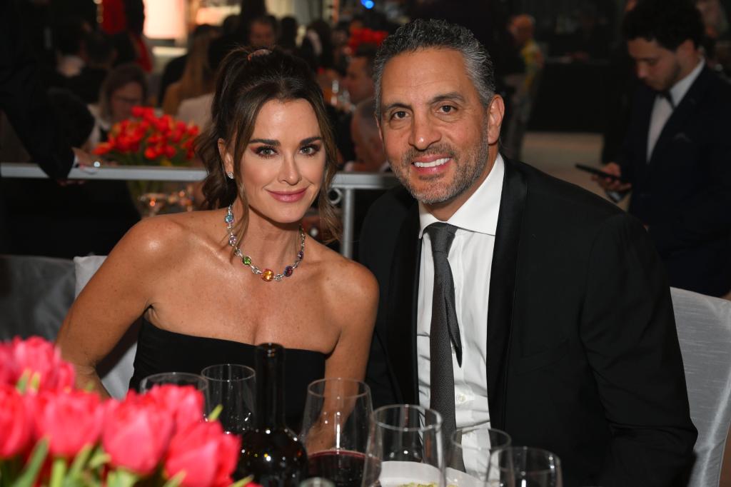 Kyle Richards and Mauricio Umansky posing together 