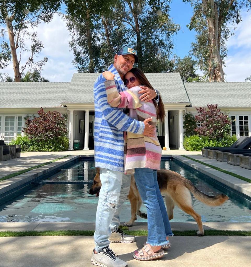 Kyle Richards and Maurocio Umansky cuddle in their backyard.