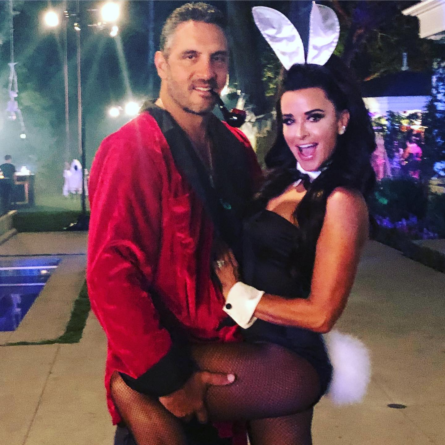 Kyle Richards, Mauricio Umansky posing together 