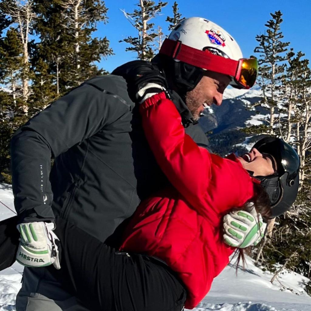 Kyle Richards and Mauricio Umansky skiing