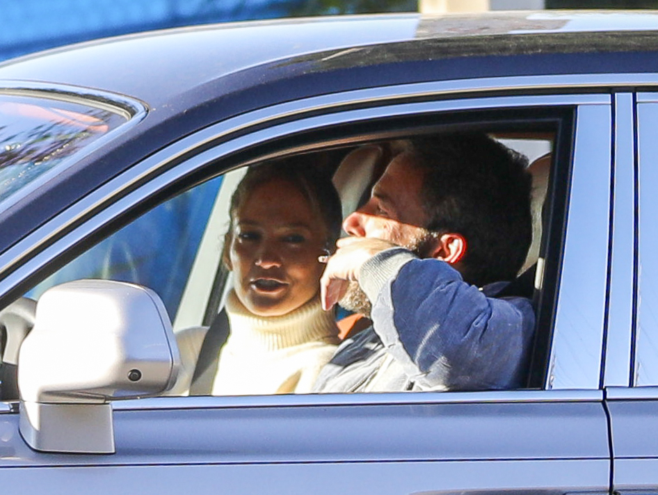 Ben Affleck and Jennifer Lopez talking while driving 