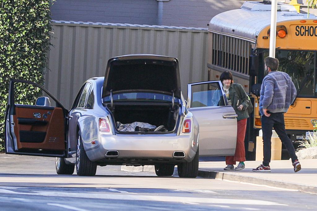 Ben Affleck dropping his kids off at school