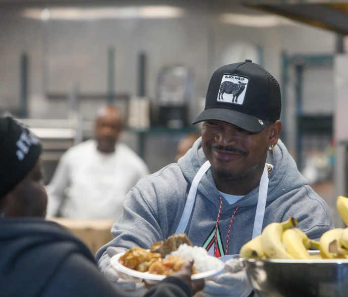 Grammy award-winning artist NE-YO in tandem with Performance Foodservice served Thanksgiving meals for 200 single mothers and their children at City of Refuge in Atlanta.