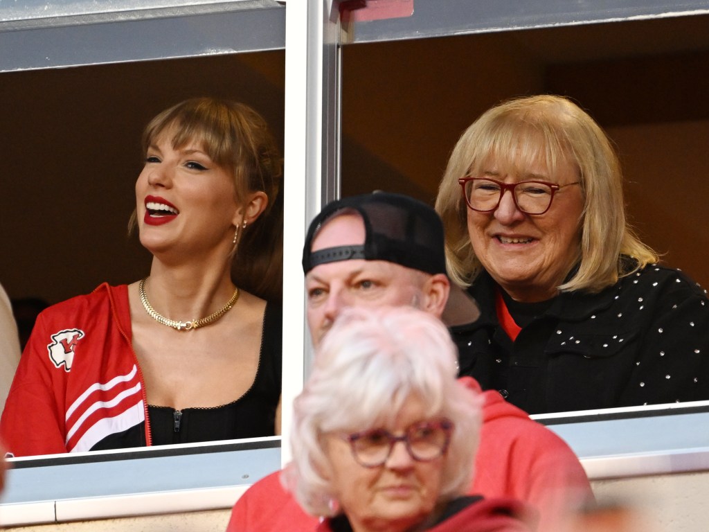  Taylor Swift and Donna Kelce smile