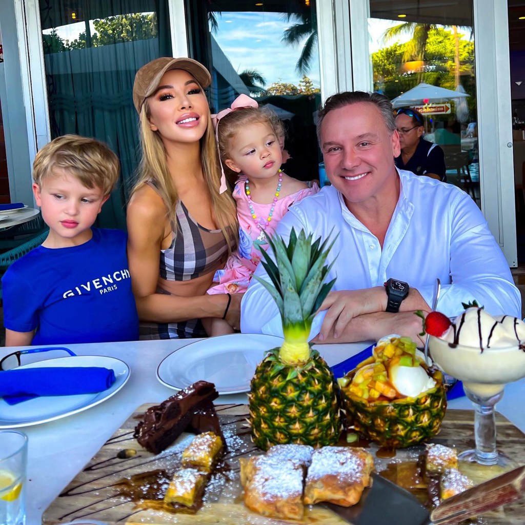 Logan Hochstein, Lisa Hochstein, Elle Hochstein and Dr. Lenny Hochstein