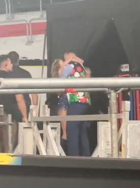 Taylor Swift travis kelce kissing