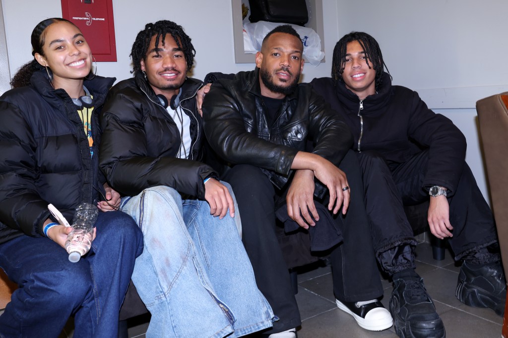 marlon wayans and his kids on the couch