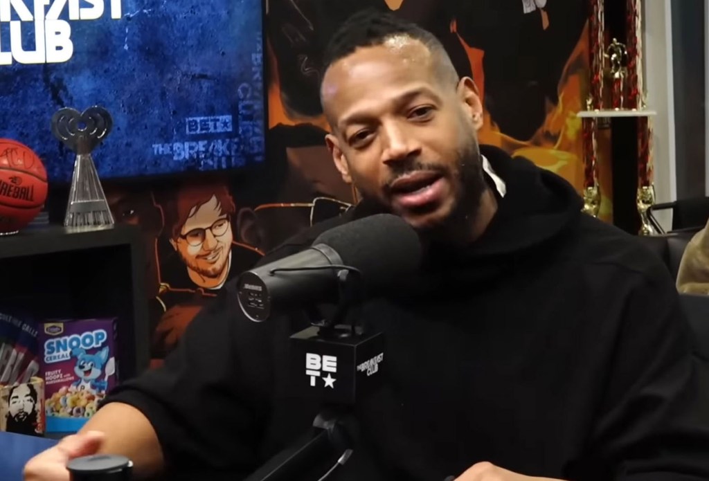 marlon wayans talking into a microphone