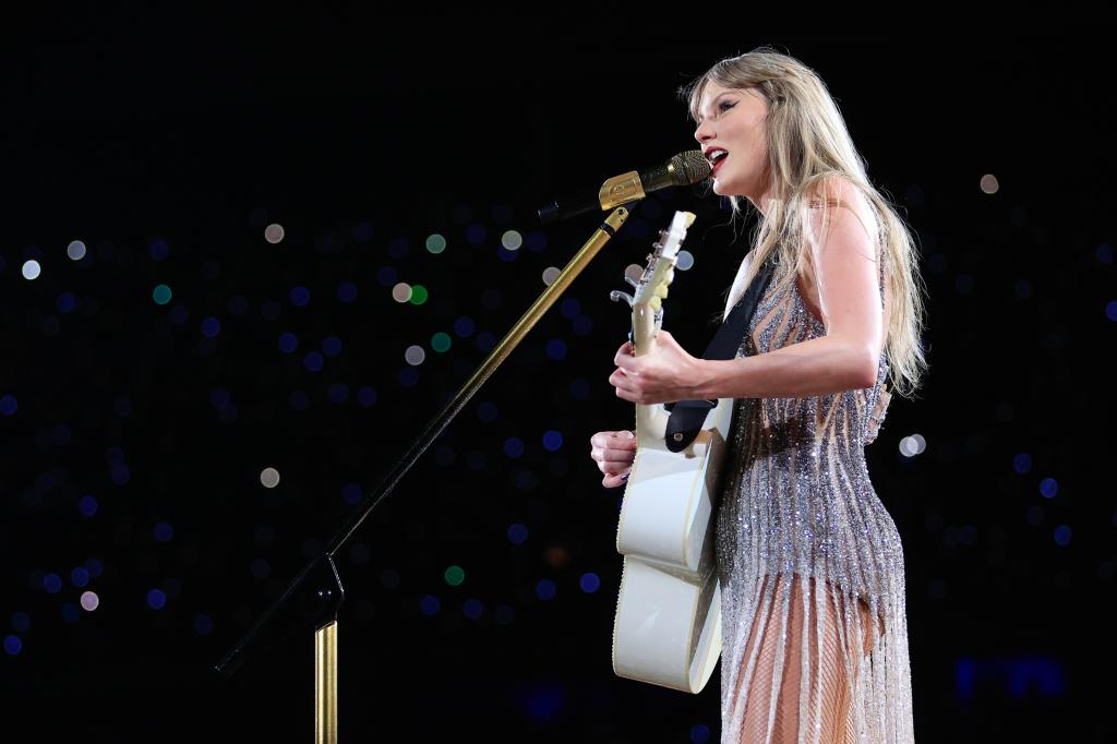 Taylor Swift performing in Rio.