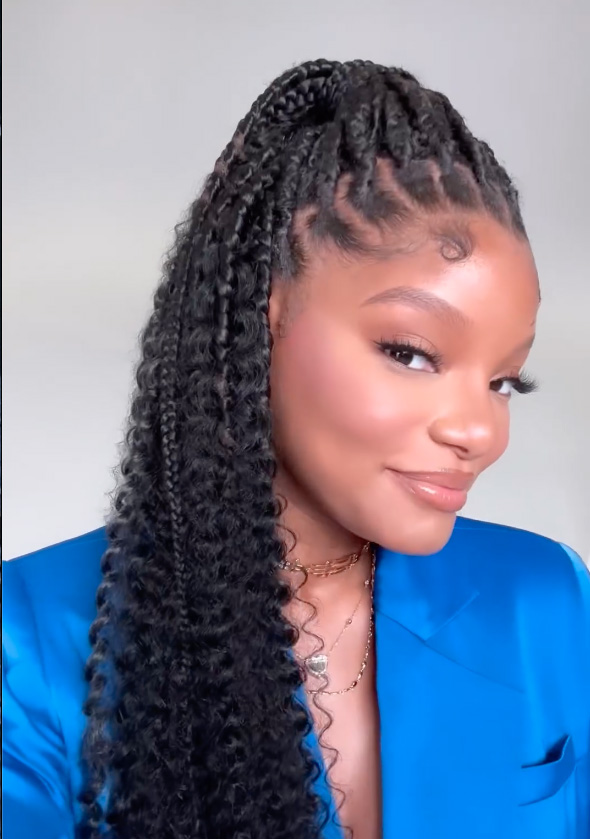 Halle Bailey selfie