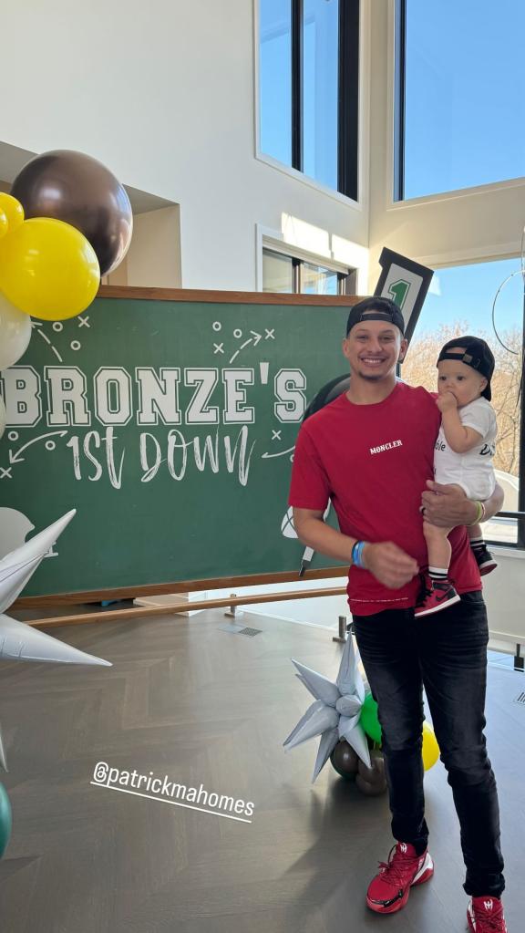 Patrick Mahomes holding son Bronze