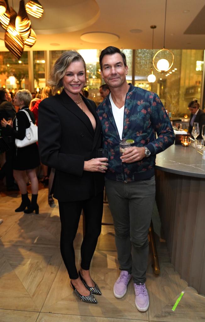 Rebecca Romijn and Jerry O'Connell posing together 