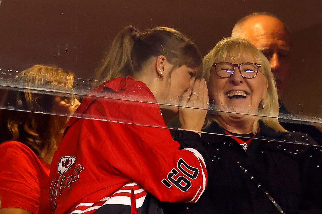  Taylor Swift and Donna Kelce talk