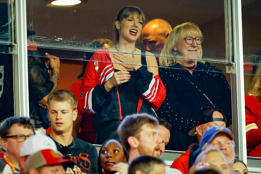  Taylor Swift and Donna Kelce smile