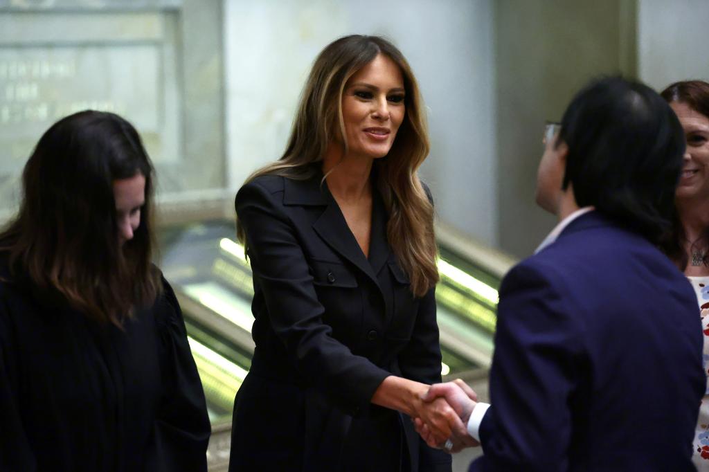 melania trump shaking hands with new US citizens