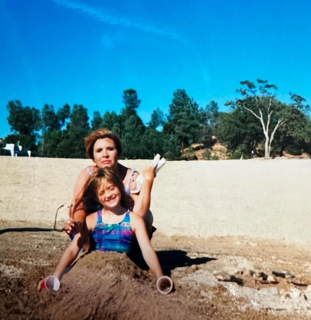 Billie Lourd and Carrie Fisher at beach in throwback photo