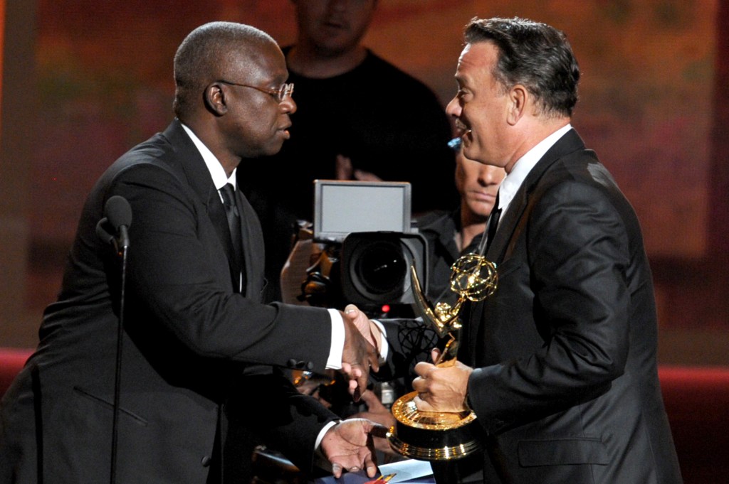 Andre Braugher gives tom Hanks Emmy award