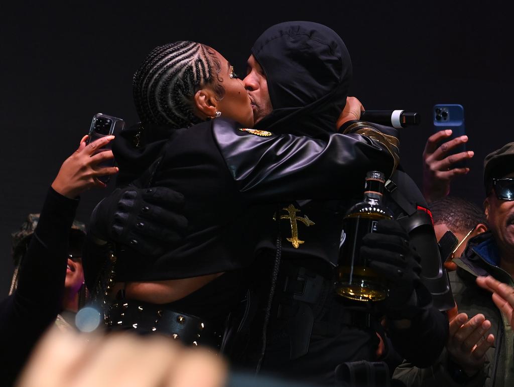 Nelly and Ashanti kissing.