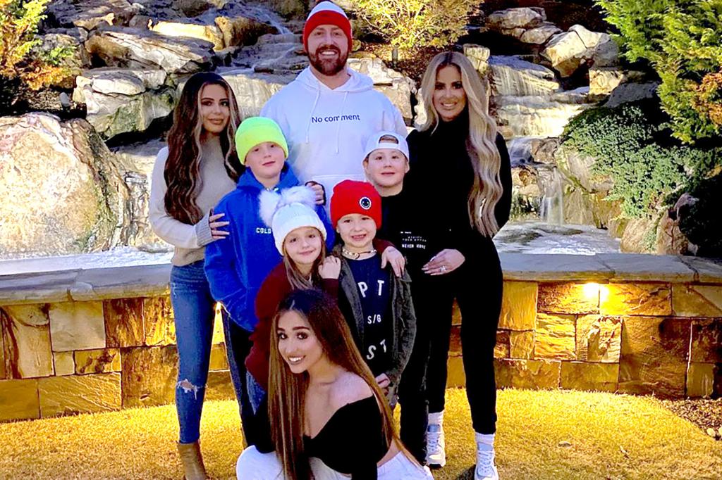 kim zolciak and kroy biermann with their six kids