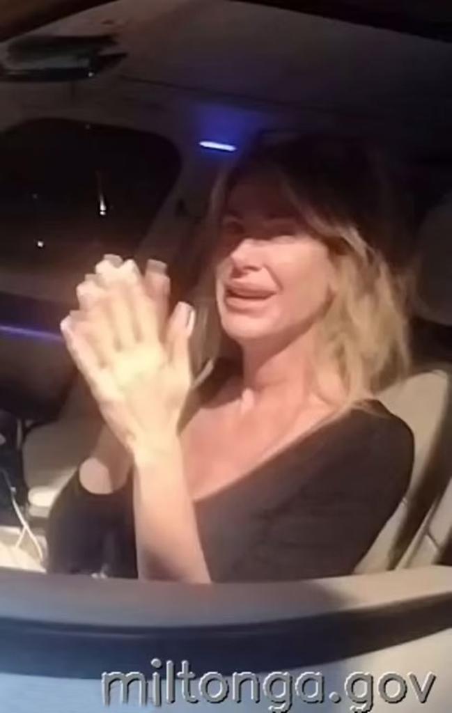 kim zolciak crying in the drivers seat of a car
