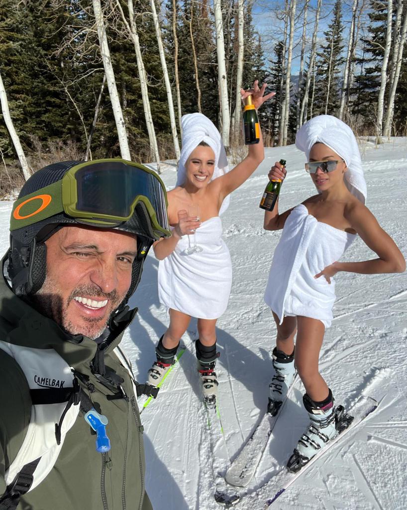 mauricio umansky, anitta and another woman who are both in towels on skis