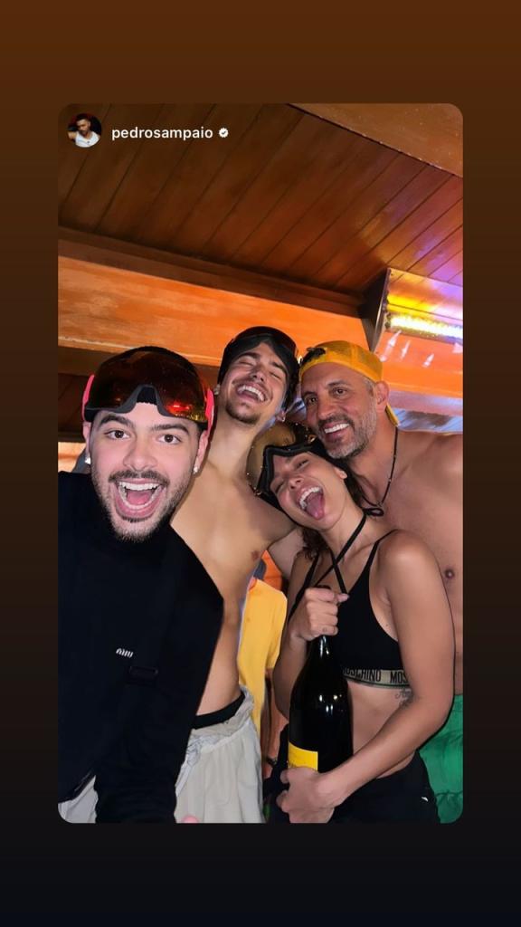 anitta, shirtless mauricio umansky and two other men in a selfie