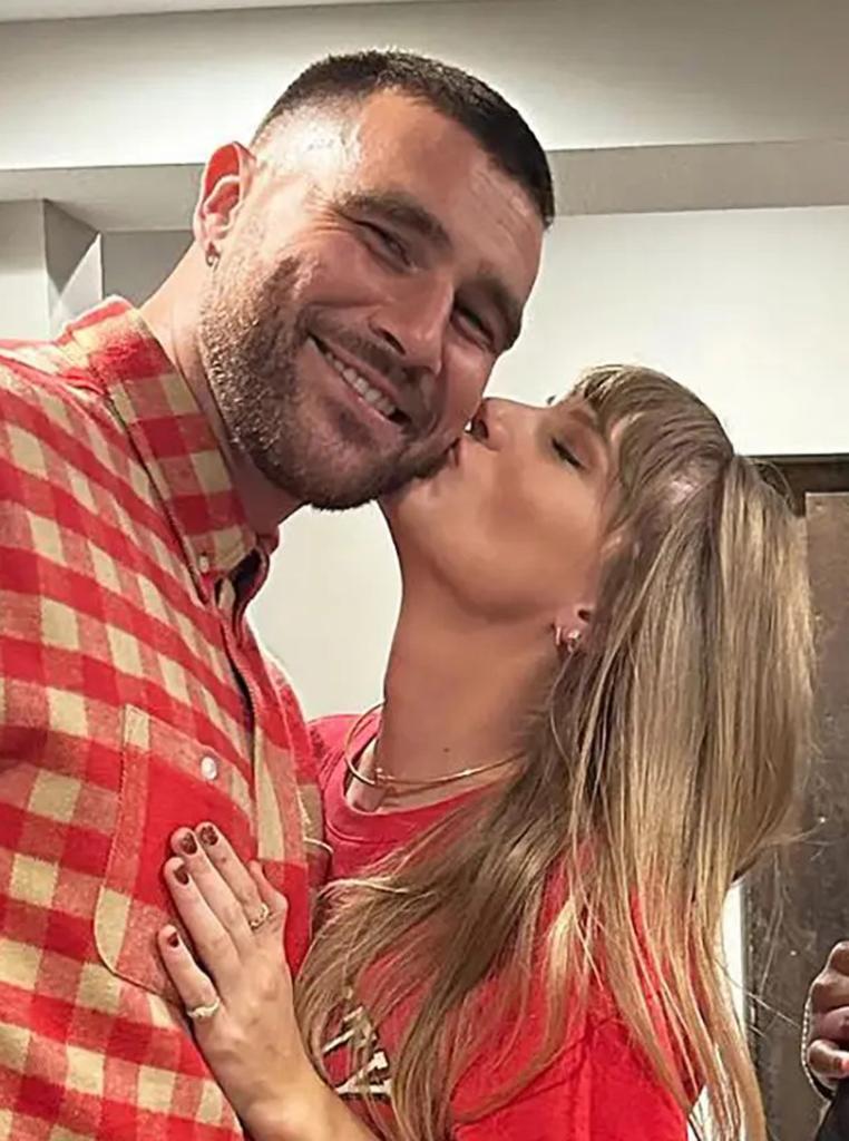 Taylor Swift kisses Travis Kelce on the cheel