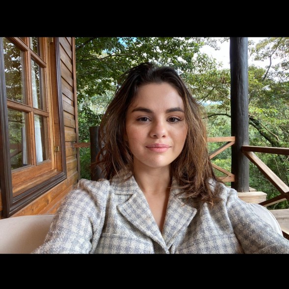 makeup free selena gomez selfie