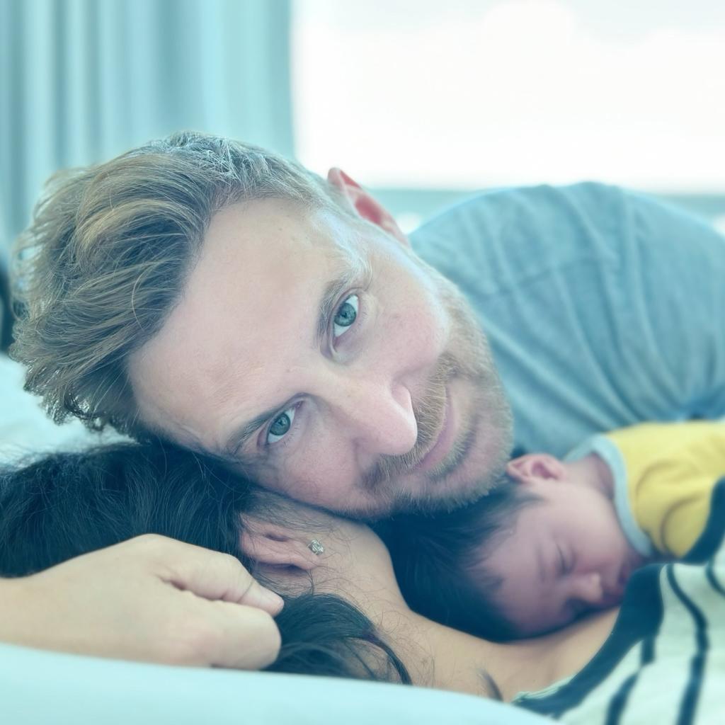 david guetta lying with his newborn baby and girlfriend