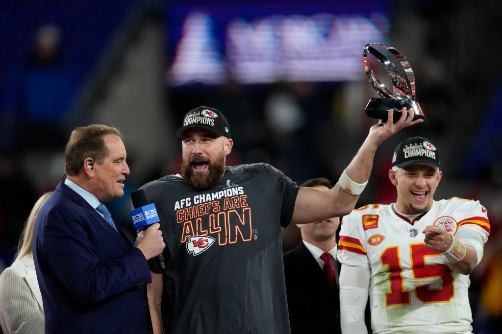 Travis Kelce and Patrick Mahomes cheering