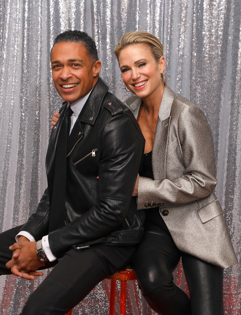 amy robach and tj holmes sharing a red stool