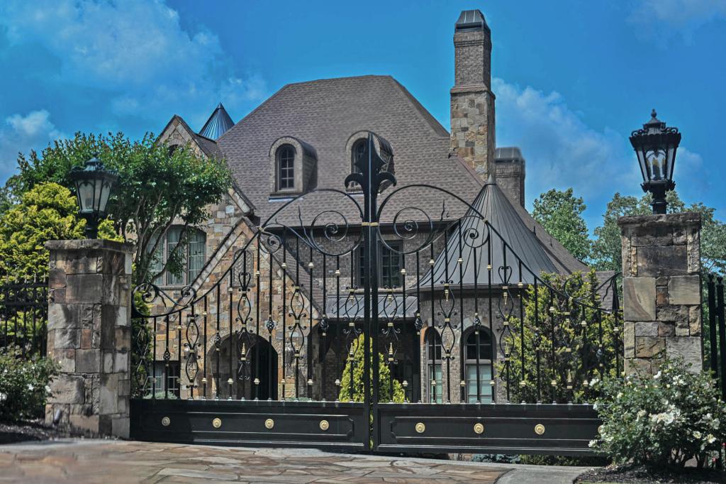 exterior of mansion in georgia behind a gate