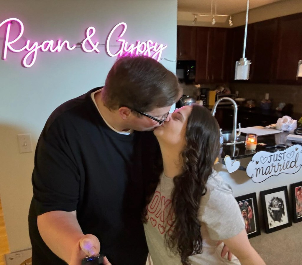 Gypsy Rose Blanchard kissing her husband Ryan Anderson