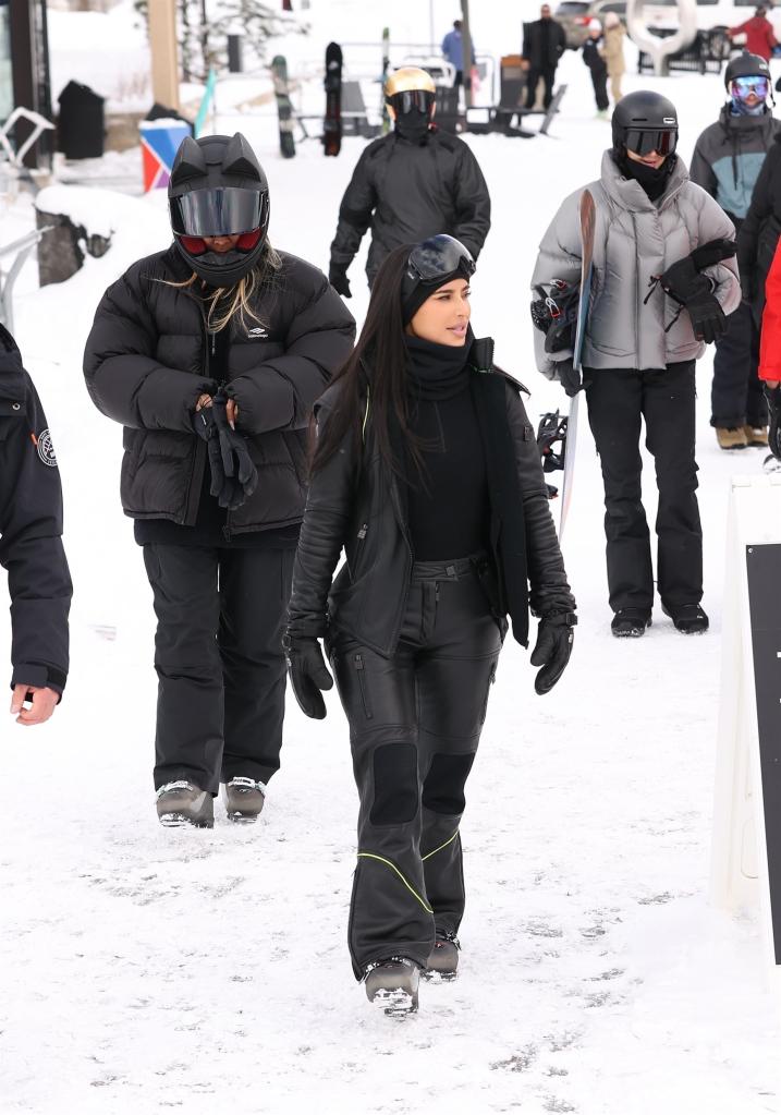 Kim Kardashian skiing