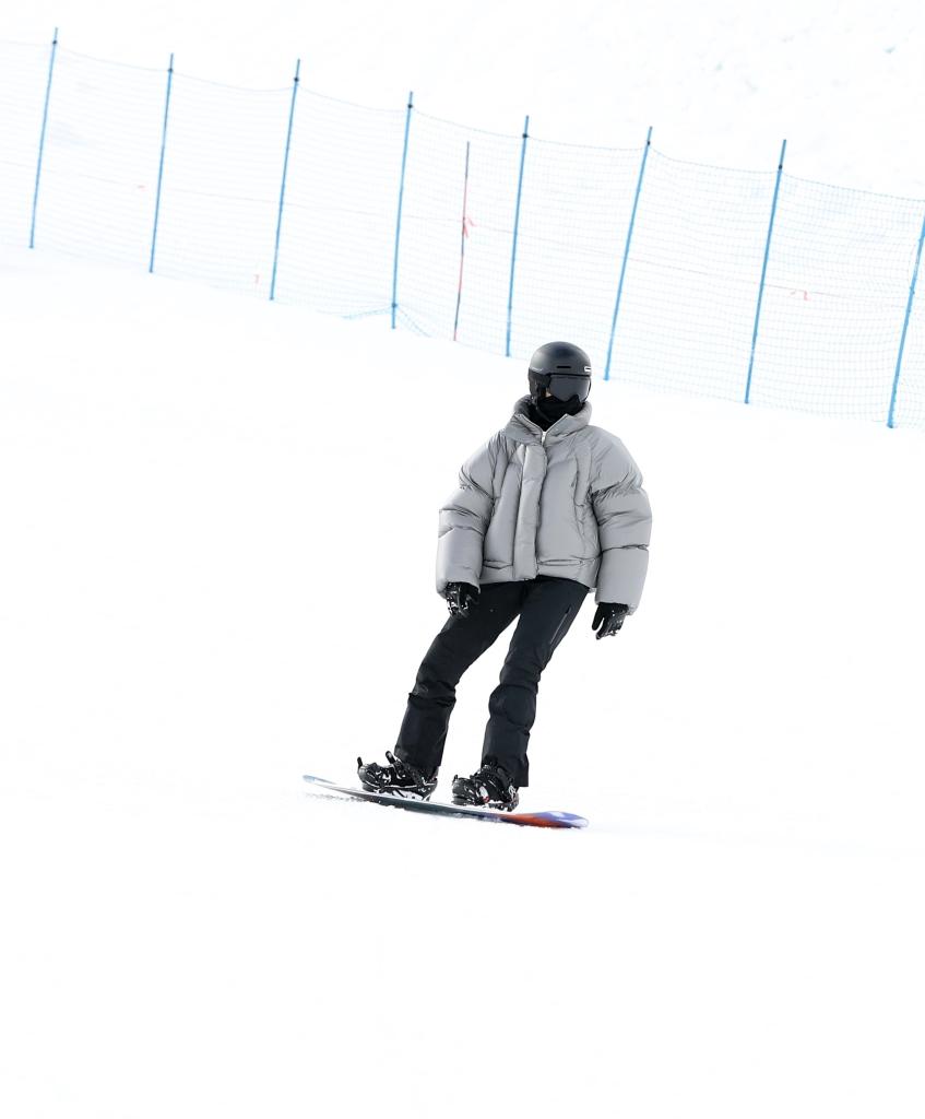 Kendall Jenner skiing.
