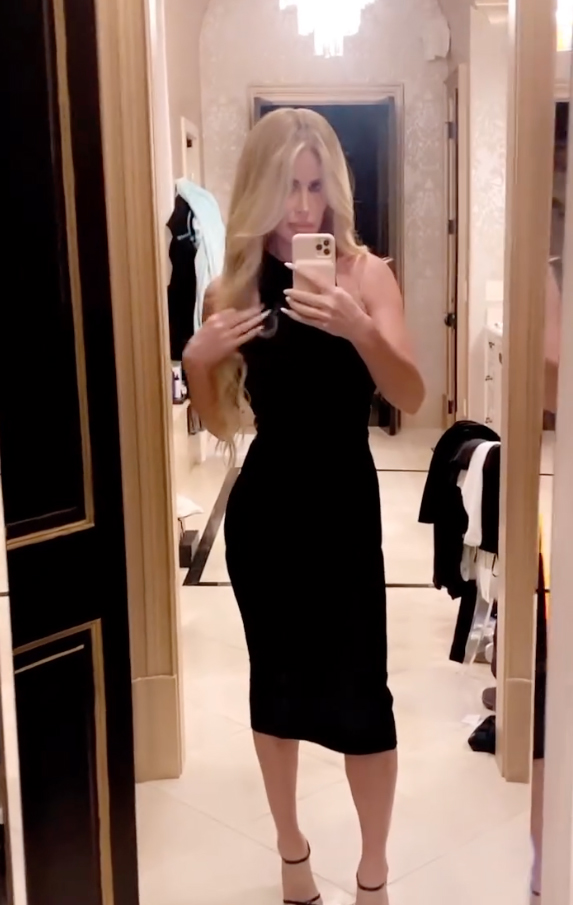 Kim Zolciak taking a mirror selfie.