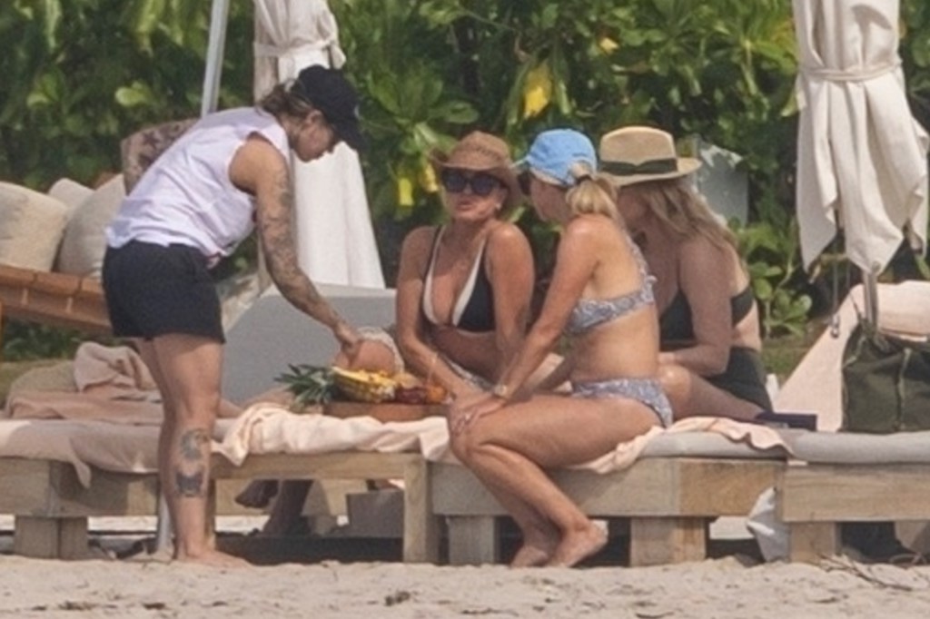 Kyle Richards and Morgan Wade on Mexican beach with friends