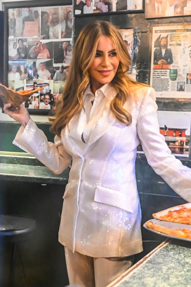 SAUCY: For a stop at Joe’s Pizza in Soho, Sofía Vergara dons the least friendly color for food.