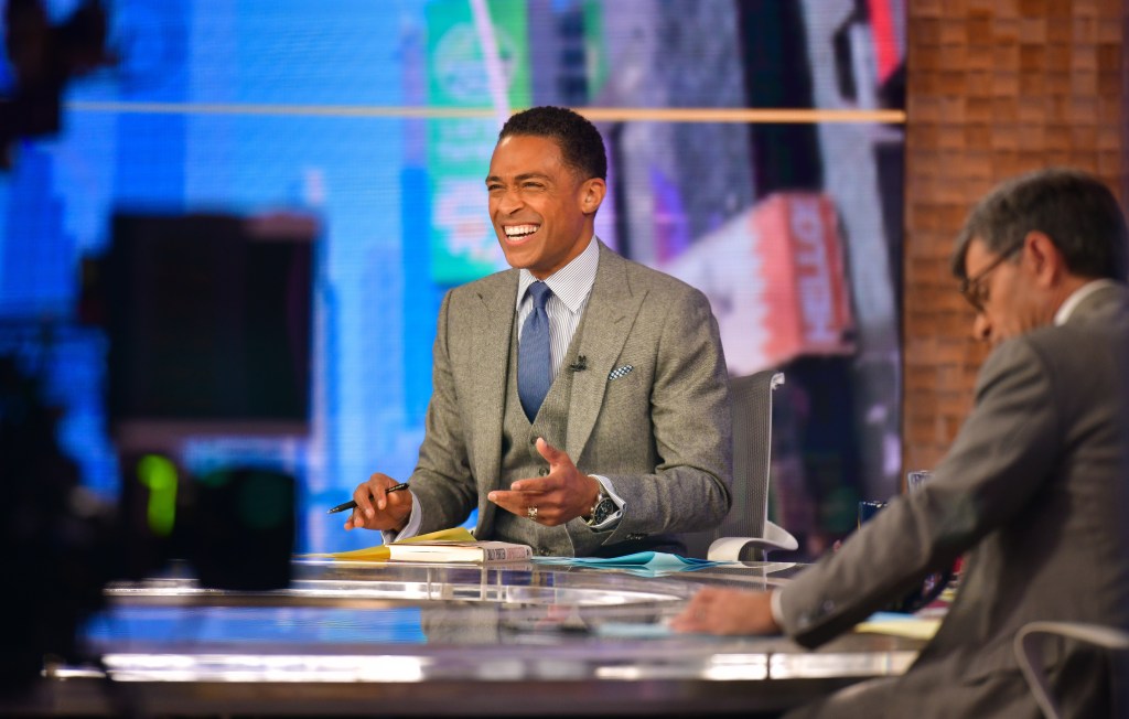 tj holmes sitting behind a news desk