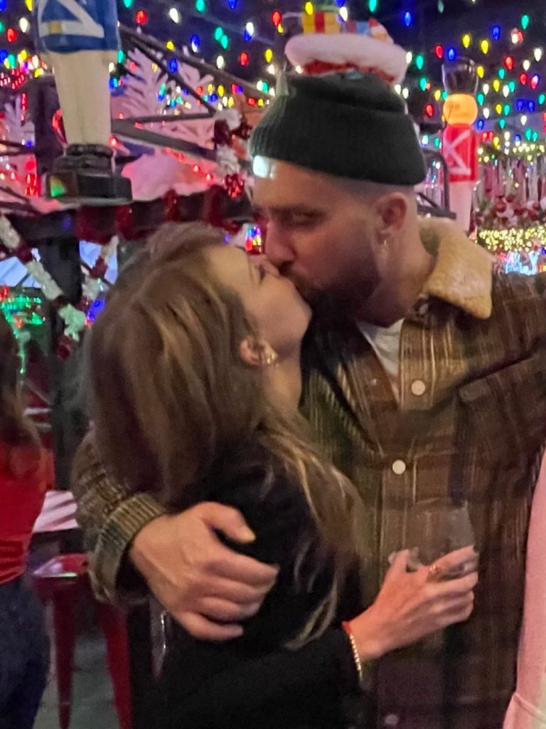 Taylor Swift and Travis Kelce kissing